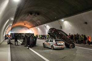 Wraki ustawione w tunelu. Dwa auta i autobus