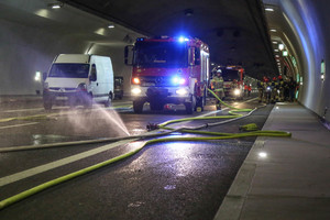 Wóz strażacki na sygnale i węże strażackie w tunelu