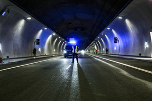 Policjant ruchu drogowego idzie przez tunel