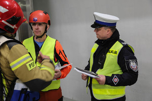Policjant ruchu drogowego rozmawia z ratownikami
