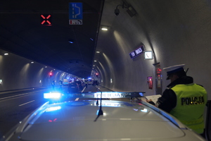 Radiowóz w tunelu