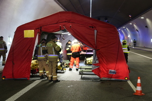namiot straży pożarnej w której udzielana jst pomoc rannym