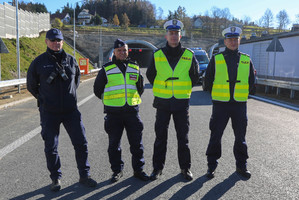 policjanci stojący przed tunelem