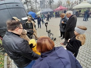 uczestnicy pikniku przyglądający się robotowi do przemieszczania ładunkó wybuchowych