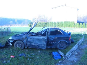 Wypadek drogowy Poręba Wielka uszkodzony samochód ob...