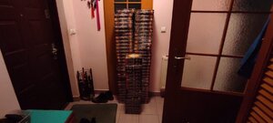 stos pudełek z grami planszowymi przed drzwiami