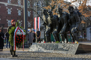 Żołnierz z kwiatami pod pomnikiem legionów Piłsudskiego