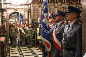 Poczet sztandarowy policjantów w katedrze wawelskiej