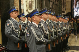 Kompania honorowa policjantów w katedrze wawelskiej