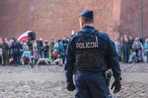 Policjant na placu Studzińskiego zza pleców