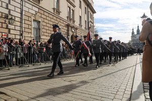 Policjanci kompanii honorowej w trakcie przemarszu ul. Grodzką