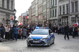Radiowóz ruchu drogowego wjeżdżający na rynek z ulicy Grodzkiej przed pochodem