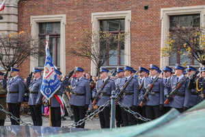 Policjanci kompanii honorowej na placu