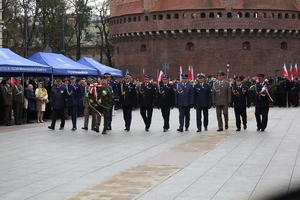 delegacja służb mundurowych z wieńcem