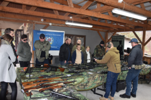 Uczestnicy biorący udział w akcji oglądają wystawę broni kolekcjonerskej