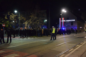 policjanci drogówki i prewencji podczas zabezpieczenia zgromadzenia przy ulicy Piłsudskiego