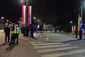 policjanci podczas zabezpieczenia przy ulicy Piłsudskiego