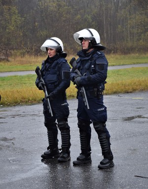 dwaj umundurowani policjanci podczas ćwiczeń