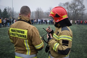 strażacy na boisku sportowym podczas ewakuacji