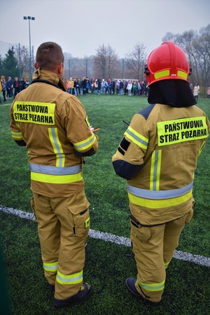 strażacy podczas ewakuacji na boisku szkolnym