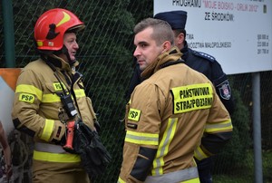 strażacy podczas ewakuacji