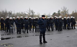 umundurowani policjanci podczas ćwiczeń stojący w szeregu