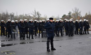 umundurowani policjanci podczas ćwiczeń stojący w szeregu