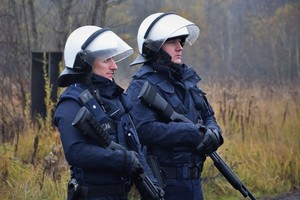 umundurowani policjanci podczas ćwiczeń z bronią gładkolufową