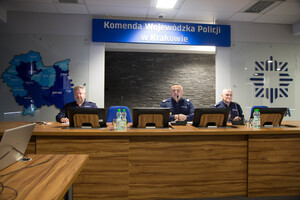 Komendant wojewódzki i zastępcy przy biurku