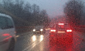 samochody na drodze widziane zza szyby pojazdu