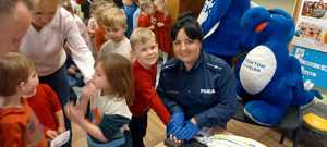 policjantka wykonuje odciski palców przedszkolakowi