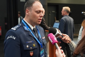 Komendant K. Dymura rozmawia z dziennikarzami