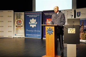 Rzecznik prasowy ZK, mjr D. Janik podczas wygłaszania wykładu