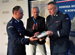 Komendant K. Dymura dziękuje Komendantowi Wojewódzkiemu Policji w Krakowie wręczając okolicznościowe podziękowanie