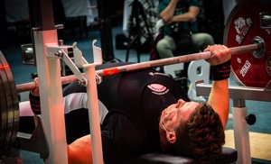 policjant podnosi ciężary