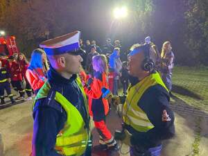 KPP Oświęcim. Świeć przykładem 2022 z Radiem Bielsko policjant oraz dziennikarz Radia Bielsko rozmawiają o potrzebie noszenia odblasków