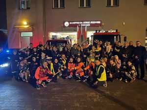 KPP Oświęcim. Świeć przykładem 2022 z Radiem Bielsko, policjantami, strażakami i młodzieżą organizatorzy akcji wraz z uczestnikami ruchu drogowego zdjęcie wspólne przed OSP Bielany