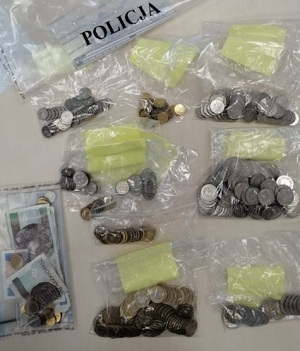 Zabezpieczone w woreczkach pieniądze w banknotach i bilonie