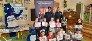 policjantki wraz z maskotkami policyjnymi i grupą przedszkolaków