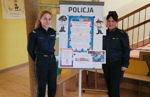 policjantki wraz z plakatem informacyjnym o wizycie policjantów w przedszkolu