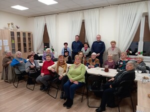 Policjanci oraz osoby biorące udział w spotkaniu profilaktycznym