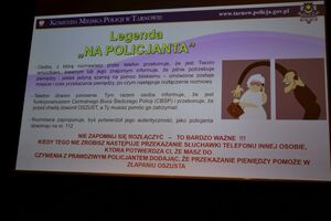 jeden ze slajdów prezentacji przestawiający oszusta wyciagajacego pieniadze z torebki seniorki