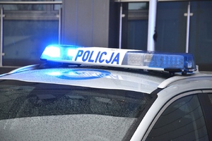 włączona lampa błyskowa na oznakowanym radiowozie