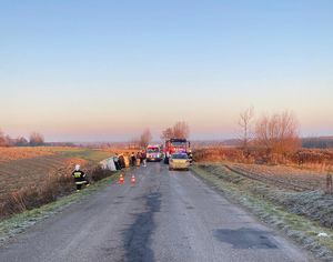 miejsce wypadku busa. Wozy bojowe strazy pożarnej oraz karetki pogotowia, bus leżący po lewej stronie w rowie