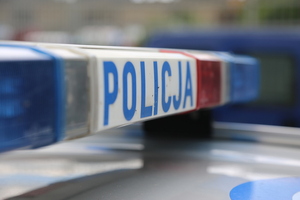 Belka ze światłami na policyjnym radiowozie. Na środku belki napis Policja
