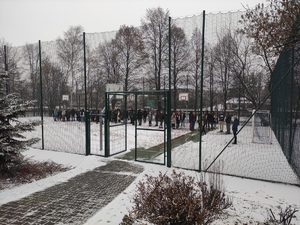 5.	Grupa młodzieży ewakuowanej ze szkoły stoją w miejscu wyznaczonym, poza budynkiem szkolny. Zimowa pora. Na boisku widać śnieg.