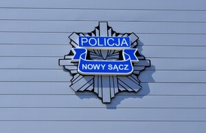 logo sądeckiej Policji, policyjna odznaka z napisem Policja Nowy Sącz.