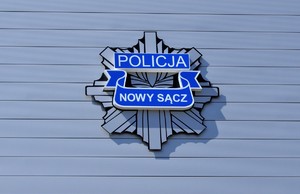 logo sądeckiej Policji, policyjna odznaka z napisem Policja Nowy Sącz.