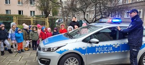policjant podczas pokazu radiowozu wraz z przedszkolakami