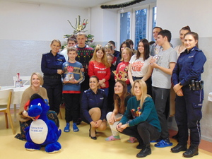 KPP Oświęcim policjantki KWP Kraków i KPP Oświęcim na Mikołajkach 2022 Dom dziecka Oświęcim